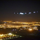 El avión Solar Impulse II, volando este viernes.