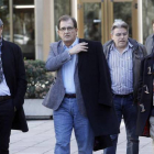 Liébana y Fernández, a la salida de Industria con el resto de los representantes sindicales.