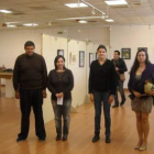 Los expositores posan en la Casa de Cultura.