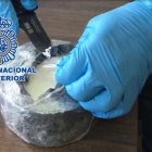 Agentes de la policía española encuentran la droga escondida dentro del queso.