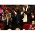 Diputados franceses aplauden a la ministra de Justicia, Christiane Taubira (derecha), antes de votar la ley, este martes en París.