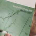El ministro de Finanzas alemán, Hans Eichel, enseña el informe mensual de su Ministerio