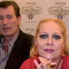 Concha Márquez Piquer y, detrás, su marido, el actor Ramiro Oliveros. PACO CAMPOS