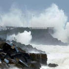 Las olas rompen contra el Paseo Nuevo de San Sebastián.