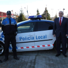 Herrero y Chamorro con dos agentes de la policía local.