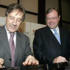 El consejero de Fomento, Antonio Silván, y el presidente de Feve, Ángel Villalba, firman el convenio