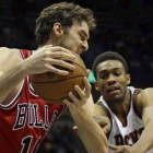 Pau Gasol trata de deshacerse de Jabari Parker, durante el partido que ha enfrentado a los Bulls y a los Bucks en Milwaukee.