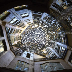 Imagen de una de las esculturas de Plensa en el interior de La Pedrera.