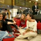 Un grupo de jóvenes espera en Barajas tras el retraso de su vuelo