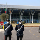 Carabineros de guardia a la puerta del hospital Schiavonia, cerca de Padua.