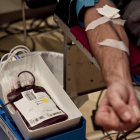 Una persona dona sangre para el Banco de Sangre de Cataluña.