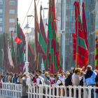 Estampas que dejó el Día de León en Asturias; en torno al Muro, los pendones al viento; y las autoridades en la plaza Mayor. EFE/DL