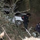 Tres agentes de la Policia Local de Ponferrada inspeccionan ayer noche junto al coche accidentado