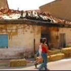 Parte del tejado de la casa se vino abajo por efecto del fuego