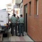 Momento en el que los detenidos entran en el juzgado de Cistierna, custodiados por la Guardia Civil