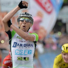 Stefano Pirazzi realiza un cruce de mangas al ganar la 17ª etapa del Giro.
