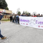 Concentración de los trabajadores de Everest frente a la fábrica cuando se cumple la primera semana de huelga