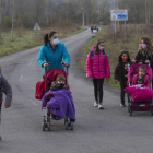 Siete niños que van al colegio caminando por la carretera que separa Manzaneda de Torío de la parada de autobús. F. Otero Perandones.