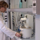 Imagen de archivo de un investigador en un laboratorio.