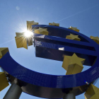 Vista de un símbolo del euro a las puertas del BCE en Alemania, en una imagen de archivo.