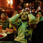 Aficionados italianos siguen en un bar de Milán el partido en el que Italia quedó fuera del Mundial de Rusia.