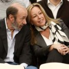 Los ministros Pérez Rubalcaba y Trinidad Jiménez, en el acto del PSOE del domingo.