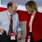 Los candidatos a la secretaría general, Pérez Rubalcaba y Chacón, conversan animadamente.