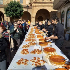 Reparto de la tapa de ajo ayer en la plaza Mayor de Santa María del Páramo. MEDINA
