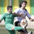 Pablo Castilla, el mejor de los leoneses, despeja el balón frente a un contrario.