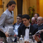 Un momento de la cata con alumnos de la escuela de hostelería sevillana.