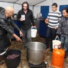 A la izquierda Félix Álvarez, ayer junto a otros amigos preparando la fiesta bajo una carpa.