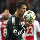 El cañonero madridista Cristiano Ronaldo besa el balón con el que consiguió marcar tres goles al Ajax.