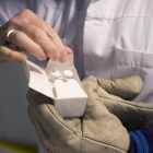 Una muestra de la vacuna experimental contra el ébola en el hospital de Ginebra.