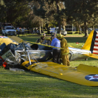 Bomberos de Los Ángeles inspeccionan la avioneta en la que se estrelló Harrison Ford.
