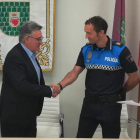 El alcalde, David Fernández, saluda al nuevo agente local. DL
