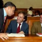 Otero conversa con Villalba al inicio del pleno de las Cortes