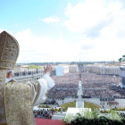 De izquierda a derecha y de arriba a abajo,  los últimos papas del siglo XX como Pío XII, Juan Pablo II, Juan XXIII, Ratzinger con Juan Pablo II y Juan Pablo I, en varias imágenes de archivo.