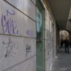 Las pintadas, como ésta de la calle del Reloj, son parte de las quejas