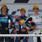 Brad Binder, en el centro, con Niccoló Bulega, izquierda, y Francesco Bagnaia, en el podio de Moto3.