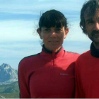 La científica del CSIC, Paola Laiolo,  y el investigador José Ramón Obeso, en el hábital del «cazurroi».