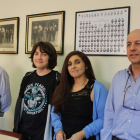 Víctor, con su madre, el director y el jefe de estudios del IES. a.v.