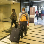 Turistas llegando y saliendo de un hotel de la Rambla, días después del atentado.