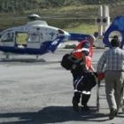 El helicóptero del Sacyl espera para trasladar a la esquiadora herida grave al hospital de León