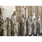 Las estatuas trasladadas hace una década desde el pórtico de la Catedral siguen en el claustro de forma provisional. RAMIRO