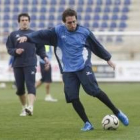 Rubén García golpea el balón durante la sesión preparatoria celebrada en el estadio Antonio Amilivia