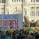Miles de profesores, padres y alumnos a su paso por la plaza de Cibeles de la capital.