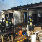 Intervención en el lugar del incendio, en el barrio de Puente Castro. BOMBEROS DE LEÓN