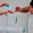 Una persona deposita su voto en una convocatoria electoral. A. CARRASCO  EFE
