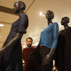 El diseñador Juanjo Oliva posa con unos maniquíes con sus diseños en El Corte Inglés.