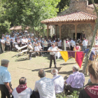 Los romeros recogen el pendón ante la ermita.
